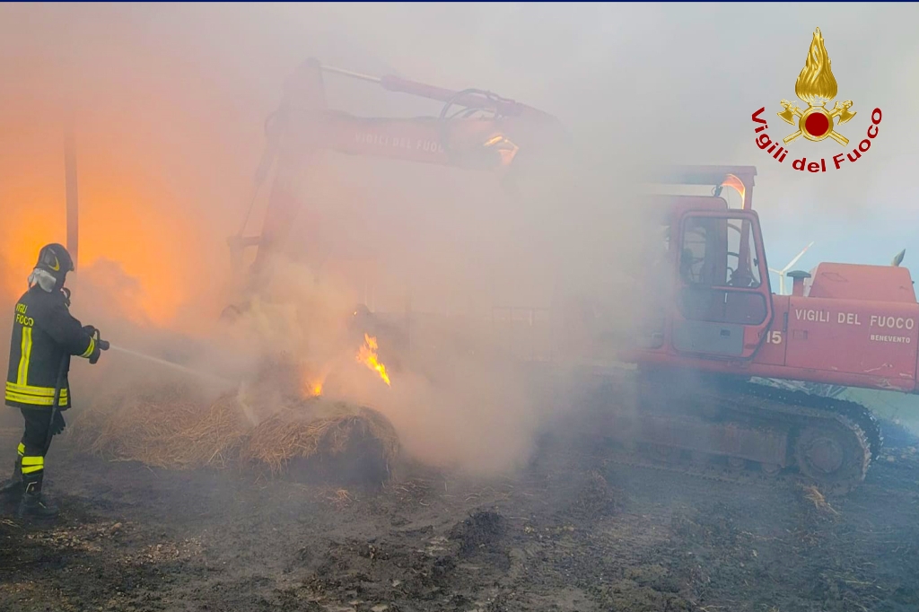 Incendio a Bisaccia: Vigili del Fuoco al lavoro per spegnere le fiamme in due capannoni agricoli