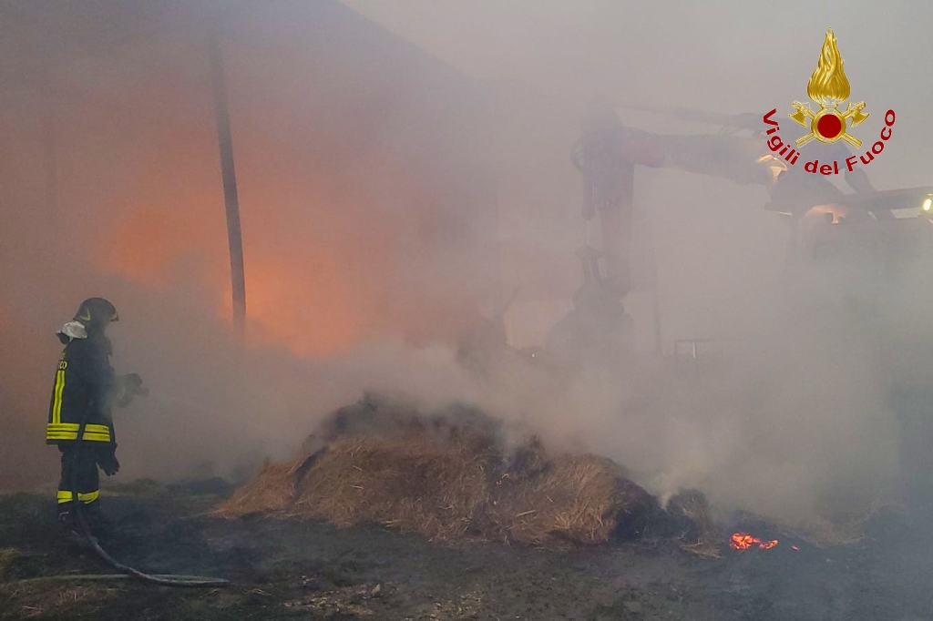 Incendio a Bisaccia: Vigili del Fuoco al lavoro per spegnere le fiamme in due capannoni agricoli