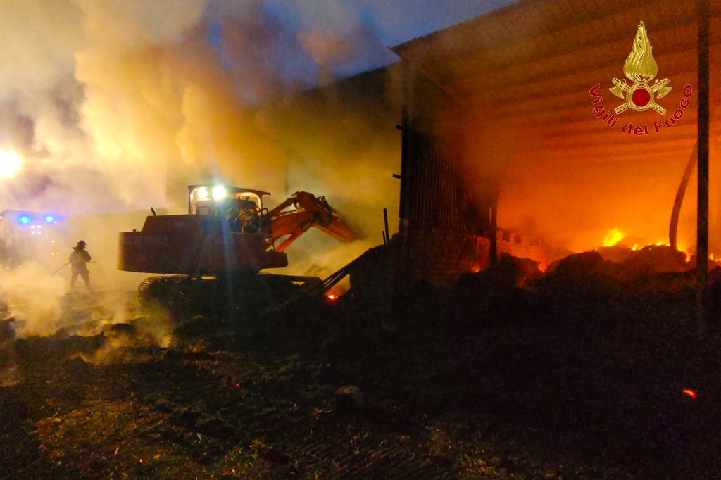 Incendio a Bisaccia: Vigili del Fuoco al lavoro per spegnere le fiamme in due capannoni agricoli