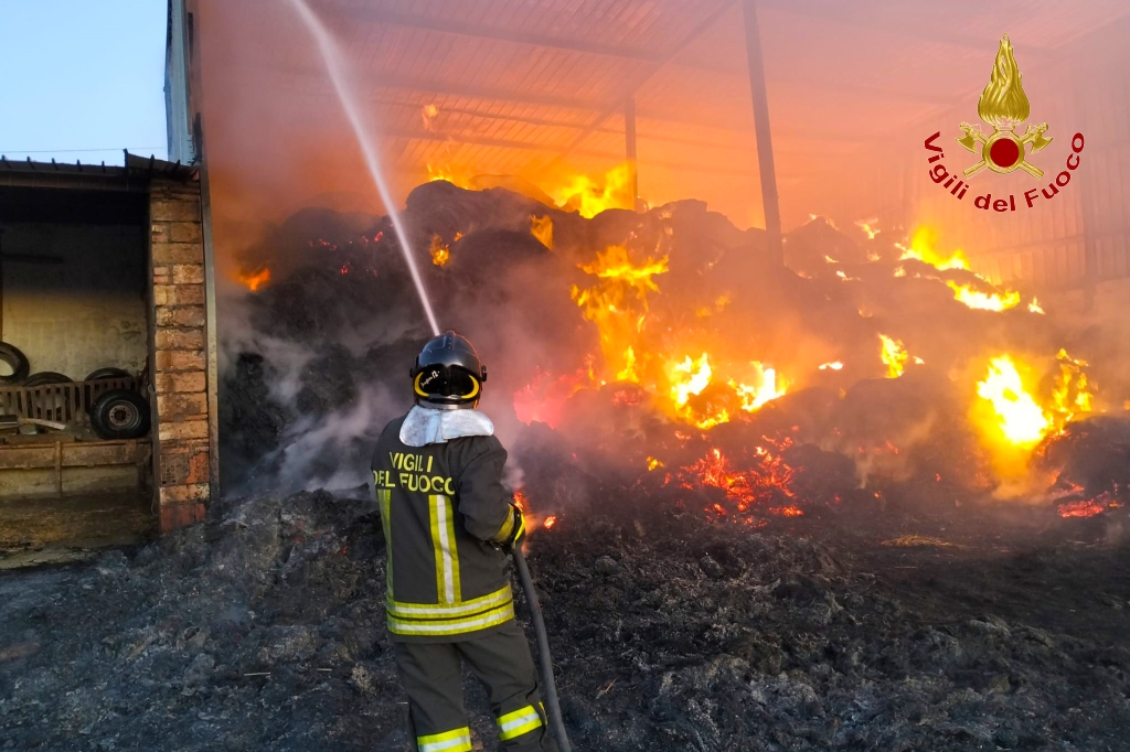 Incendio a Bisaccia: Vigili del Fuoco al lavoro per spegnere le fiamme in due capannoni agricoli