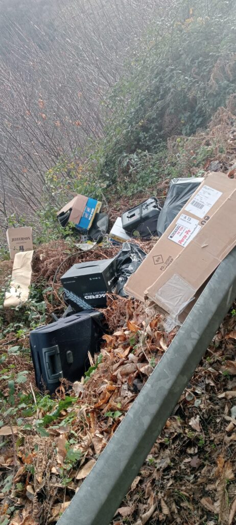 Forino (Av): Strada SP 30 Forino   Bracigliano una discarica a cielo aperto