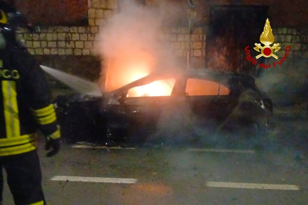 Incendio Autovettura ad Avellino nella Notte