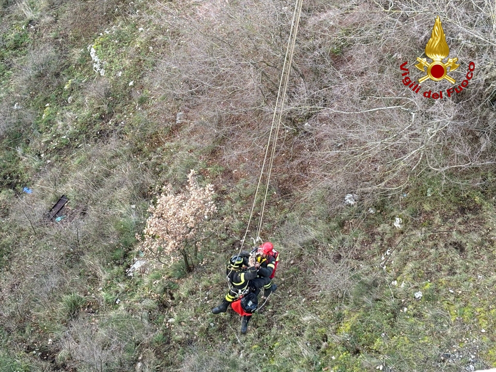 Salza Irpina: Vigili del Fuoco salvano 24enne sulla SS 7, giovane trasportato al Moscati