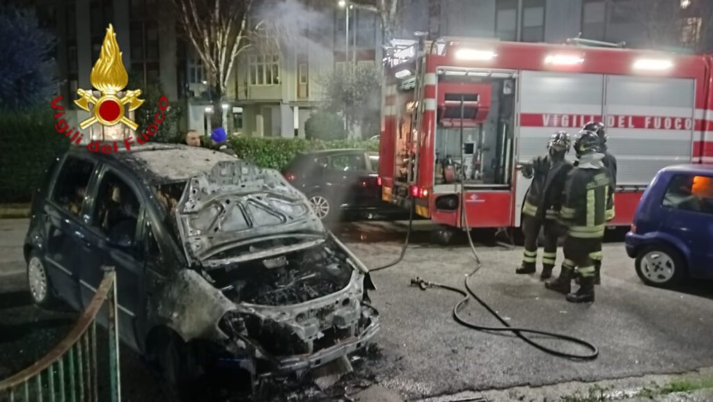 Incendio auto nella notte a Rione Mazzini: intervento dei Vigili del Fuoco e della Polizia