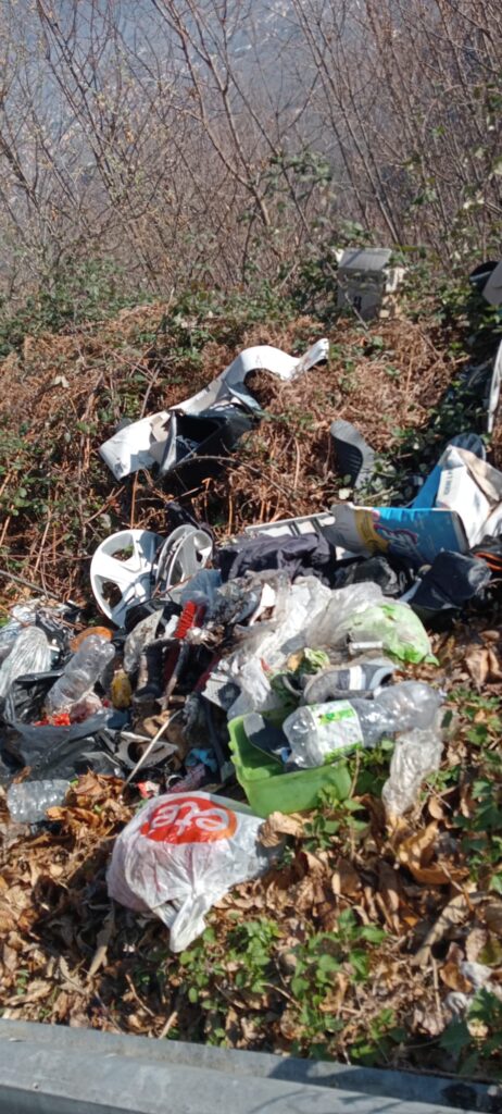 Forino (Av): Strada SP 30 Forino   Bracigliano una discarica a cielo aperto