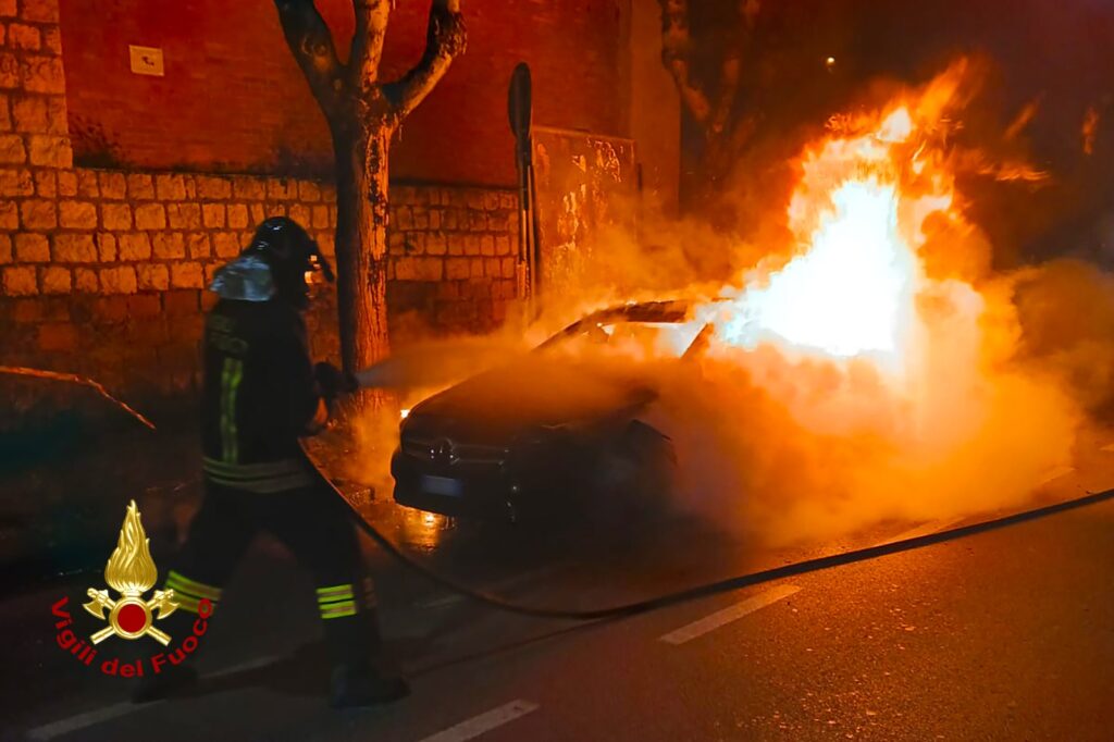 Incendio Autovettura ad Avellino nella Notte