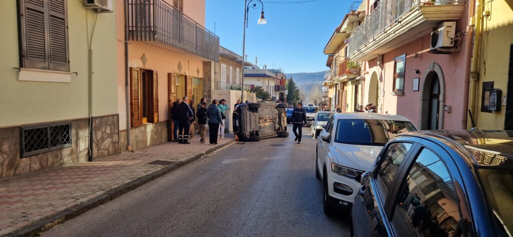 Incidente a Quadrelle: unAudi si ribalta dopo limpatto con unauto in sosta