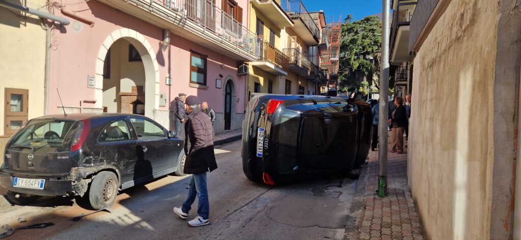 Incidente a Quadrelle: unAudi si ribalta dopo limpatto con unauto in sosta