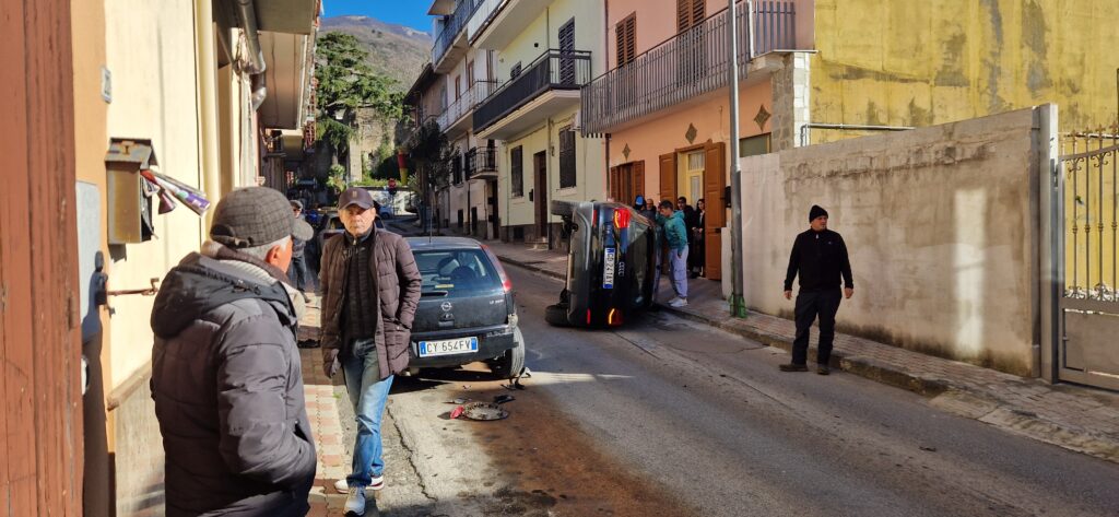 Incidente a Quadrelle: unAudi si ribalta dopo limpatto con unauto in sosta