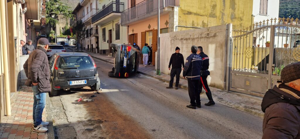 Incidente a Quadrelle: unAudi si ribalta dopo limpatto con unauto in sosta