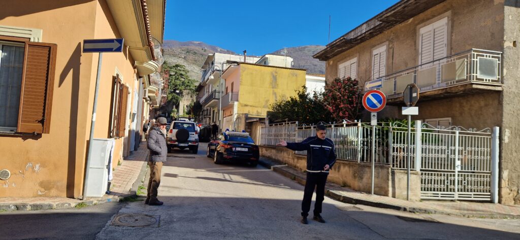 Incidente a Quadrelle: unAudi si ribalta dopo limpatto con unauto in sosta