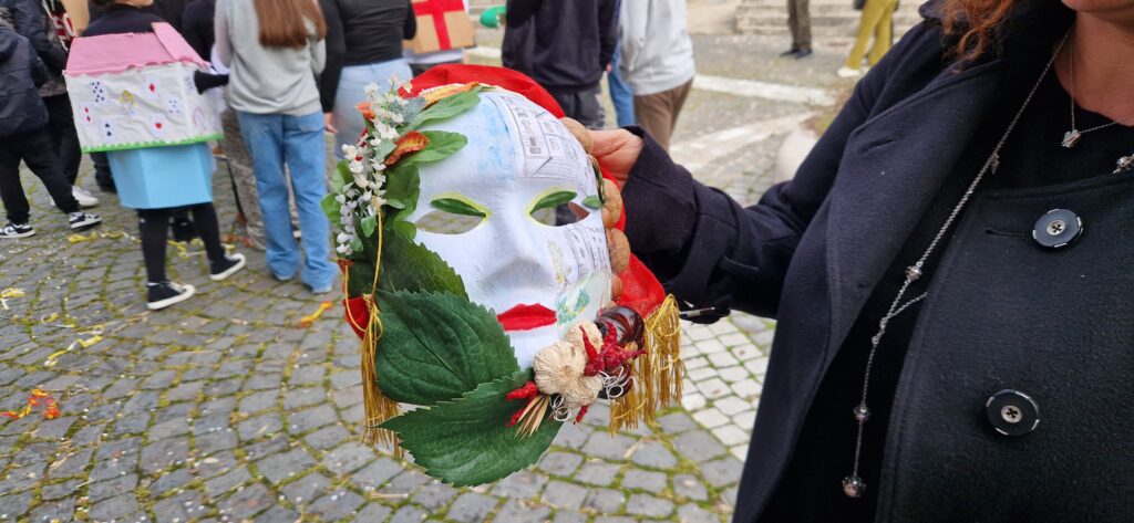 Sfilata di Carnevale allIstituto Comprensivo Alessandro Manzoni di Mugnano del Cardinale: Creatività e Tradizione nel Segno del Riciclo. Video e foto di Francesco Piccolo