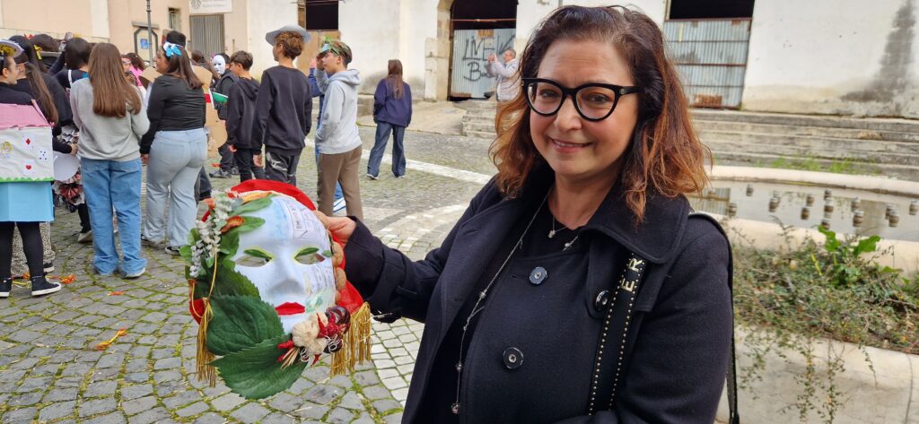 Sfilata di Carnevale allIstituto Comprensivo Alessandro Manzoni di Mugnano del Cardinale: Creatività e Tradizione nel Segno del Riciclo. Video e foto di Francesco Piccolo