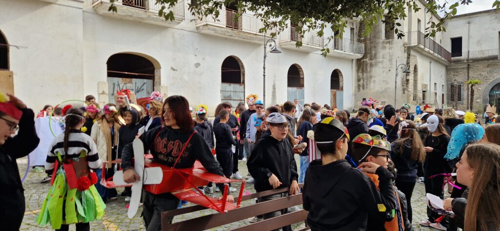 Sfilata di Carnevale allIstituto Comprensivo Alessandro Manzoni di Mugnano del Cardinale: Creatività e Tradizione nel Segno del Riciclo. Video e foto di Francesco Piccolo