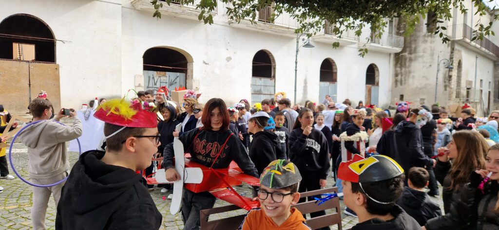 Sfilata di Carnevale allIstituto Comprensivo Alessandro Manzoni di Mugnano del Cardinale: Creatività e Tradizione nel Segno del Riciclo. Video e foto di Francesco Piccolo