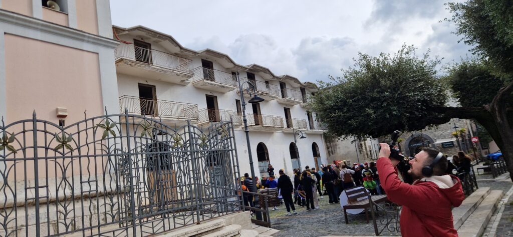 Sfilata di Carnevale allIstituto Comprensivo Alessandro Manzoni di Mugnano del Cardinale: Creatività e Tradizione nel Segno del Riciclo. Video e foto di Francesco Piccolo