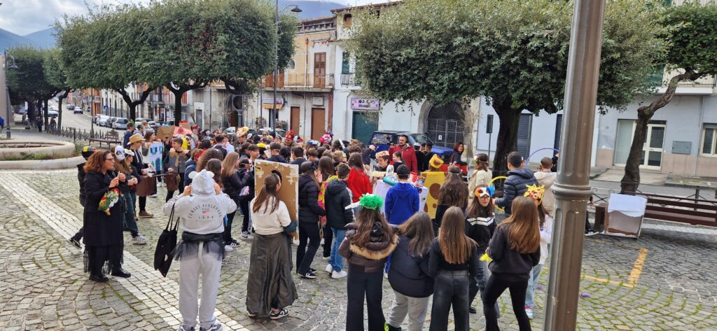 Sfilata di Carnevale allIstituto Comprensivo Alessandro Manzoni di Mugnano del Cardinale: Creatività e Tradizione nel Segno del Riciclo. Video e foto di Francesco Piccolo