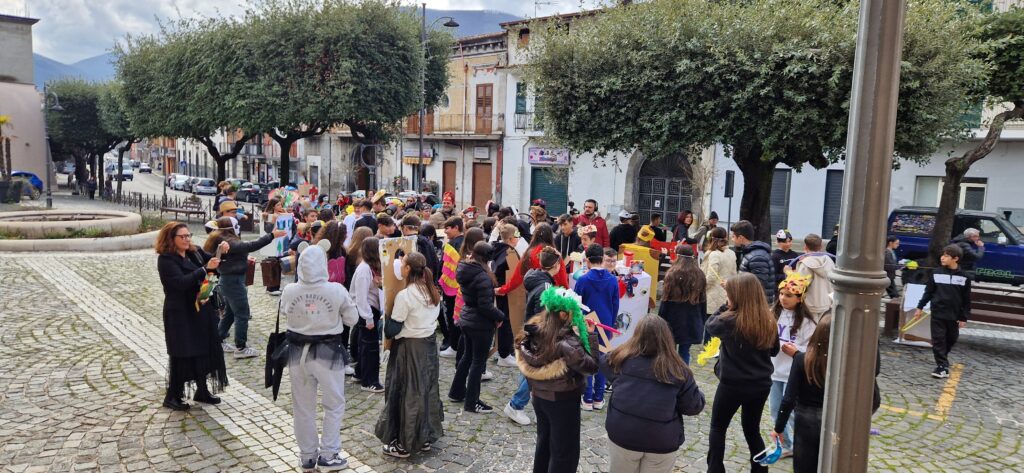 Sfilata di Carnevale allIstituto Comprensivo Alessandro Manzoni di Mugnano del Cardinale: Creatività e Tradizione nel Segno del Riciclo. Video e foto di Francesco Piccolo