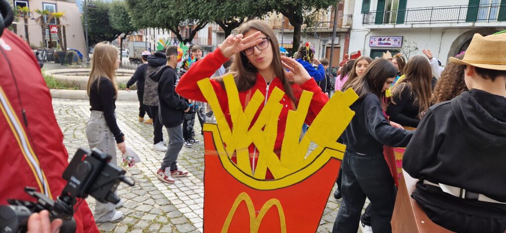 Sfilata di Carnevale allIstituto Comprensivo Alessandro Manzoni di Mugnano del Cardinale: Creatività e Tradizione nel Segno del Riciclo. Video e foto di Francesco Piccolo