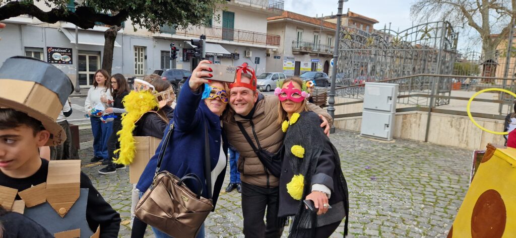 Sfilata di Carnevale allIstituto Comprensivo Alessandro Manzoni di Mugnano del Cardinale: Creatività e Tradizione nel Segno del Riciclo. Video e foto di Francesco Piccolo