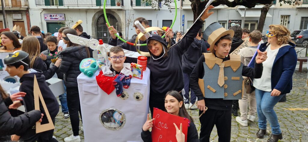 Sfilata di Carnevale allIstituto Comprensivo Alessandro Manzoni di Mugnano del Cardinale: Creatività e Tradizione nel Segno del Riciclo. Video e foto di Francesco Piccolo