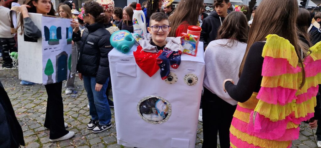 Sfilata di Carnevale allIstituto Comprensivo Alessandro Manzoni di Mugnano del Cardinale: Creatività e Tradizione nel Segno del Riciclo. Video e foto di Francesco Piccolo