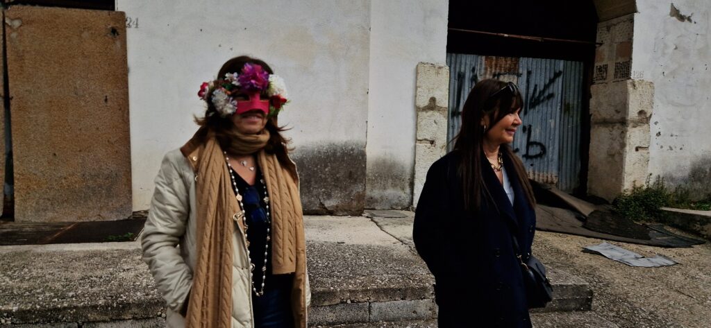 Sfilata di Carnevale allIstituto Comprensivo Alessandro Manzoni di Mugnano del Cardinale: Creatività e Tradizione nel Segno del Riciclo. Video e foto di Francesco Piccolo