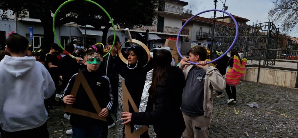 Sfilata di Carnevale allIstituto Comprensivo Alessandro Manzoni di Mugnano del Cardinale: Creatività e Tradizione nel Segno del Riciclo. Video e foto di Francesco Piccolo