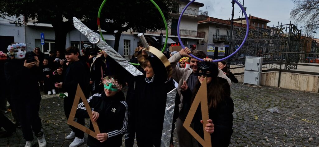 Sfilata di Carnevale allIstituto Comprensivo Alessandro Manzoni di Mugnano del Cardinale: Creatività e Tradizione nel Segno del Riciclo. Video e foto di Francesco Piccolo