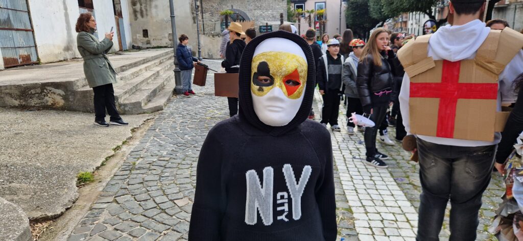 Sfilata di Carnevale allIstituto Comprensivo Alessandro Manzoni di Mugnano del Cardinale: Creatività e Tradizione nel Segno del Riciclo. Video e foto di Francesco Piccolo