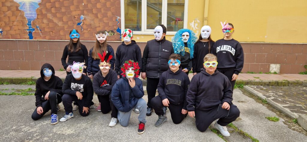 Sfilata di Carnevale allIstituto Comprensivo Alessandro Manzoni di Mugnano del Cardinale: Creatività e Tradizione nel Segno del Riciclo. Video e foto di Francesco Piccolo