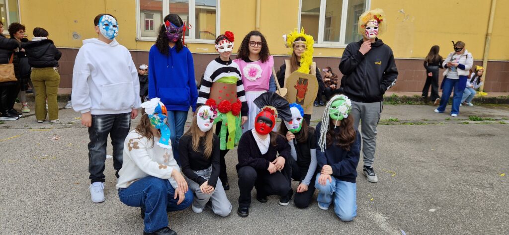 Sfilata di Carnevale allIstituto Comprensivo Alessandro Manzoni di Mugnano del Cardinale: Creatività e Tradizione nel Segno del Riciclo. Video e foto di Francesco Piccolo