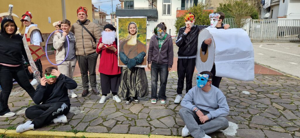 Sfilata di Carnevale allIstituto Comprensivo Alessandro Manzoni di Mugnano del Cardinale: Creatività e Tradizione nel Segno del Riciclo. Video e foto di Francesco Piccolo