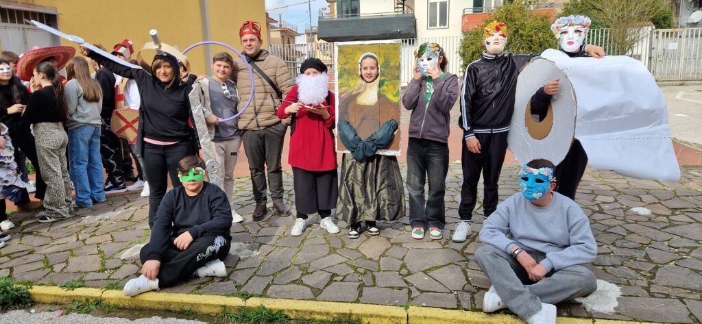 Sfilata di Carnevale allIstituto Comprensivo Alessandro Manzoni di Mugnano del Cardinale: Creatività e Tradizione nel Segno del Riciclo. Video e foto di Francesco Piccolo