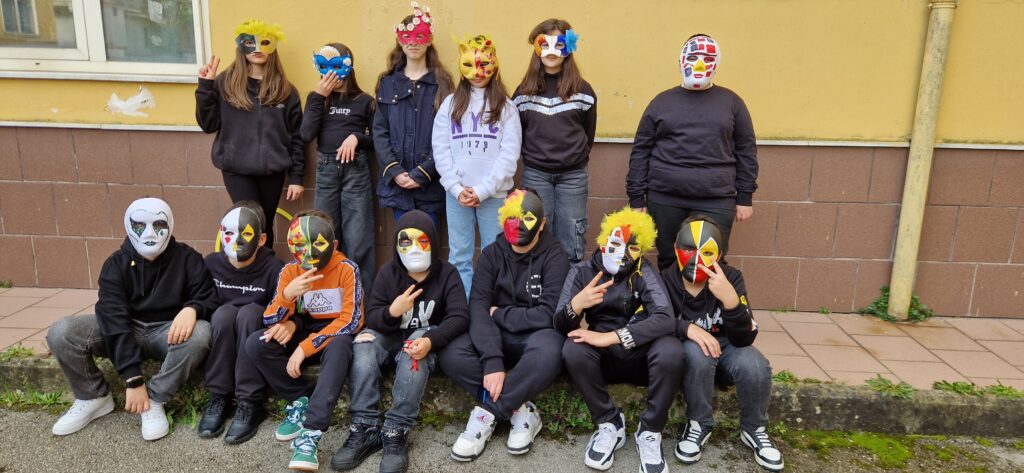 Sfilata di Carnevale allIstituto Comprensivo Alessandro Manzoni di Mugnano del Cardinale: Creatività e Tradizione nel Segno del Riciclo. Video e foto di Francesco Piccolo