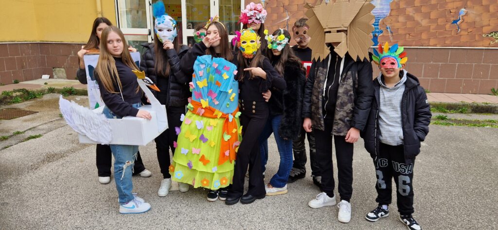 Sfilata di Carnevale allIstituto Comprensivo Alessandro Manzoni di Mugnano del Cardinale: Creatività e Tradizione nel Segno del Riciclo. Video e foto di Francesco Piccolo