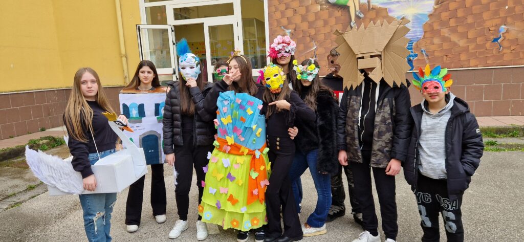 Sfilata di Carnevale allIstituto Comprensivo Alessandro Manzoni di Mugnano del Cardinale: Creatività e Tradizione nel Segno del Riciclo. Video e foto di Francesco Piccolo