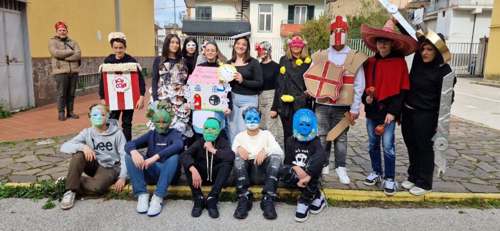 Sfilata di Carnevale allIstituto Comprensivo Alessandro Manzoni di Mugnano del Cardinale: Creatività e Tradizione nel Segno del Riciclo. Video e foto di Francesco Piccolo