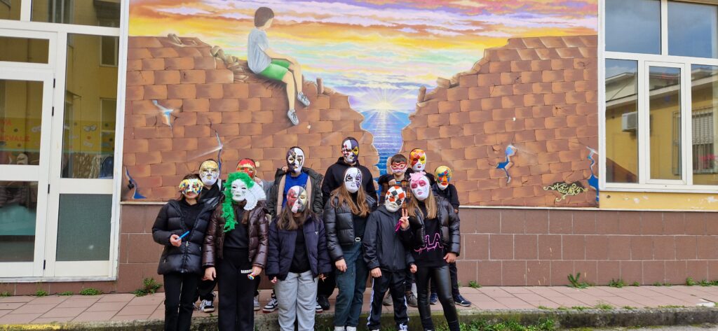 Sfilata di Carnevale allIstituto Comprensivo Alessandro Manzoni di Mugnano del Cardinale: Creatività e Tradizione nel Segno del Riciclo. Video e foto di Francesco Piccolo