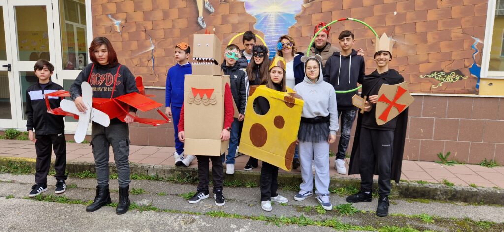 Sfilata di Carnevale allIstituto Comprensivo Alessandro Manzoni di Mugnano del Cardinale: Creatività e Tradizione nel Segno del Riciclo. Video e foto di Francesco Piccolo