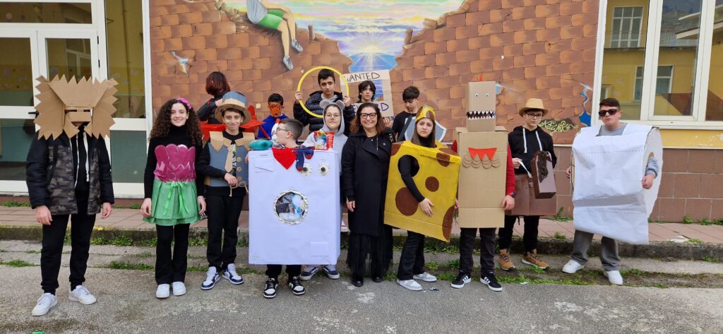 Sfilata di Carnevale allIstituto Comprensivo Alessandro Manzoni di Mugnano del Cardinale: Creatività e Tradizione nel Segno del Riciclo. Video e foto di Francesco Piccolo