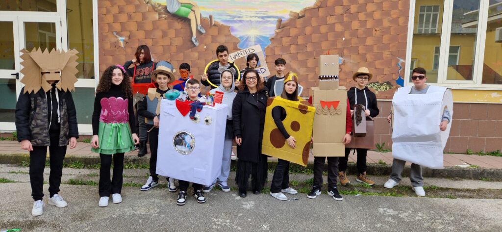 Sfilata di Carnevale allIstituto Comprensivo Alessandro Manzoni di Mugnano del Cardinale: Creatività e Tradizione nel Segno del Riciclo. Video e foto di Francesco Piccolo