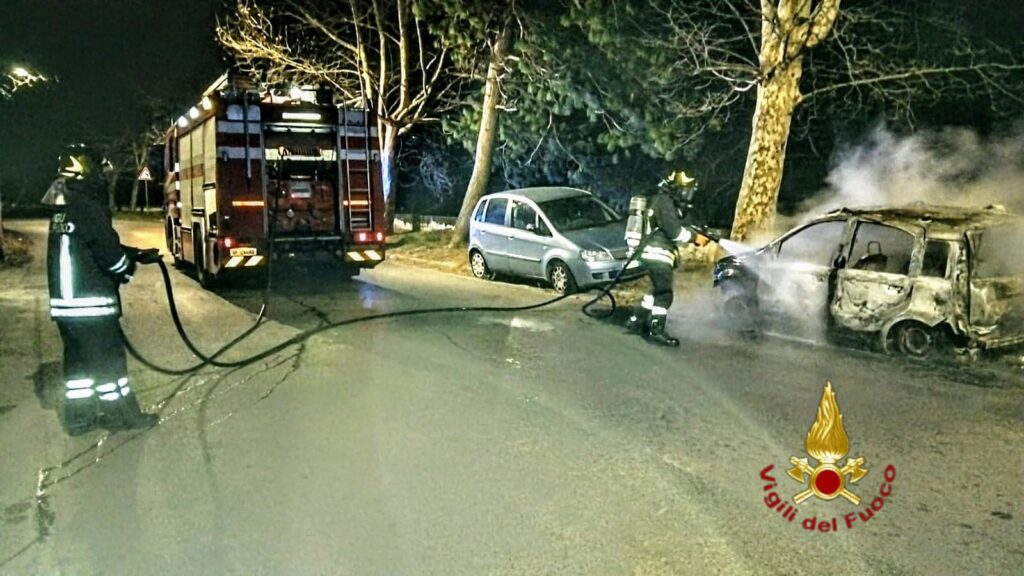 Incendio auto a Moschiano: intervento dei Vigili del Fuoco di Avellino nella notte