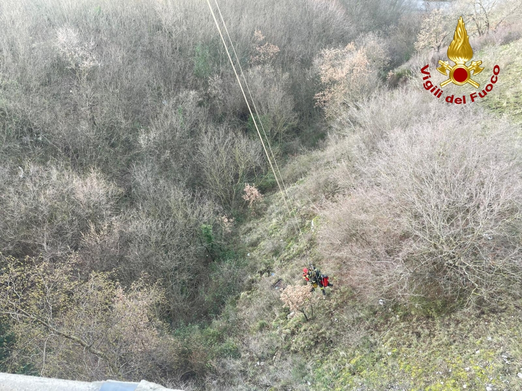 Salza Irpina: Vigili del Fuoco salvano 24enne sulla SS 7, giovane trasportato al Moscati