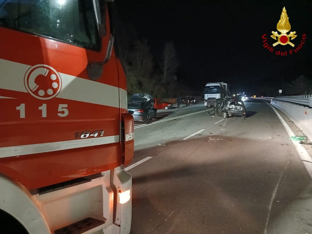 Incidente sulla SS7 e incendio auto sulla A16: doppio intervento dei Vigili del Fuoco di Avellino