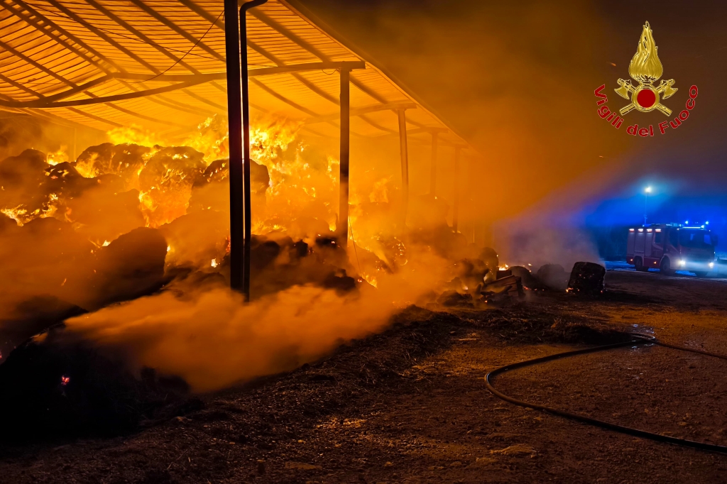 I Vigili del Fuoco di Avellino ancora impegnati in un incendio di un deposito agricolo in alta Irpinia