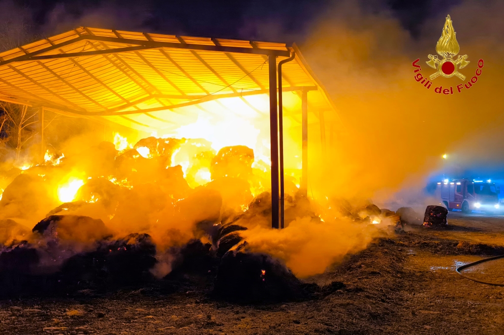 I Vigili del Fuoco di Avellino ancora impegnati in un incendio di un deposito agricolo in alta Irpinia