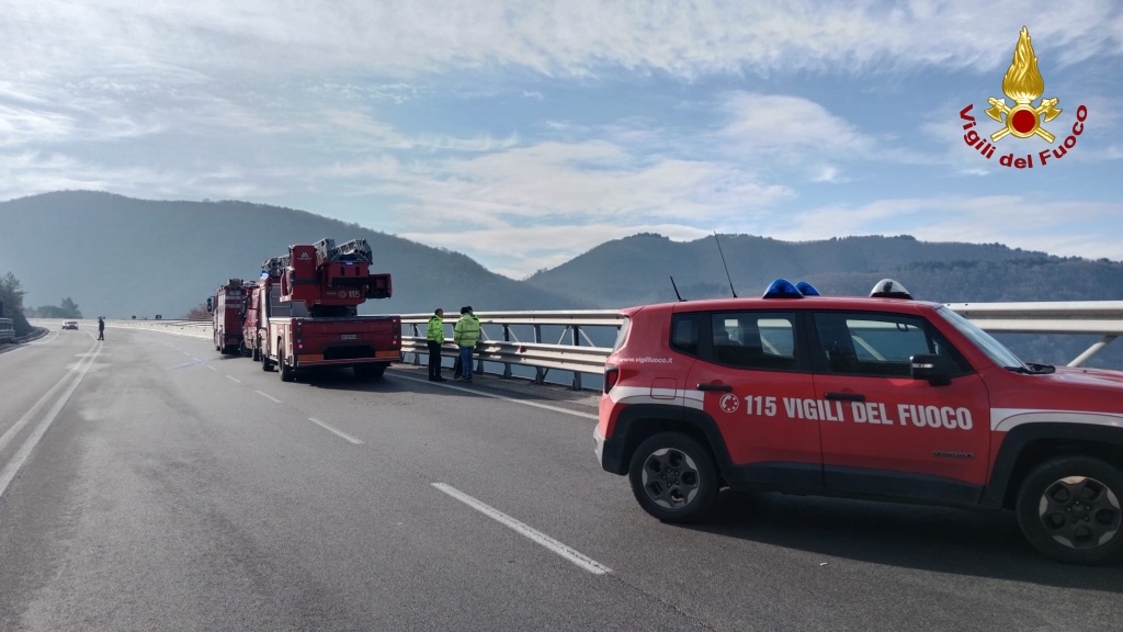 Salza Irpina: Vigili del Fuoco salvano 24enne sulla SS 7, giovane trasportato al Moscati