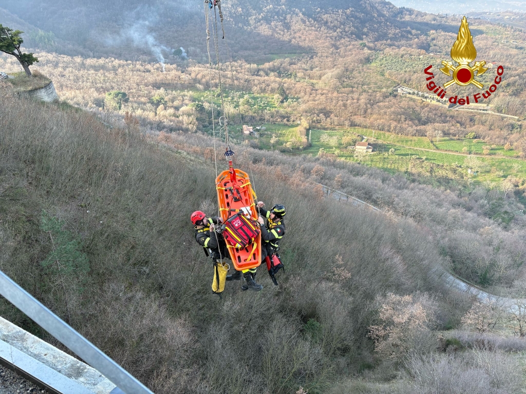 Salza Irpina: Vigili del Fuoco salvano 24enne sulla SS 7, giovane trasportato al Moscati