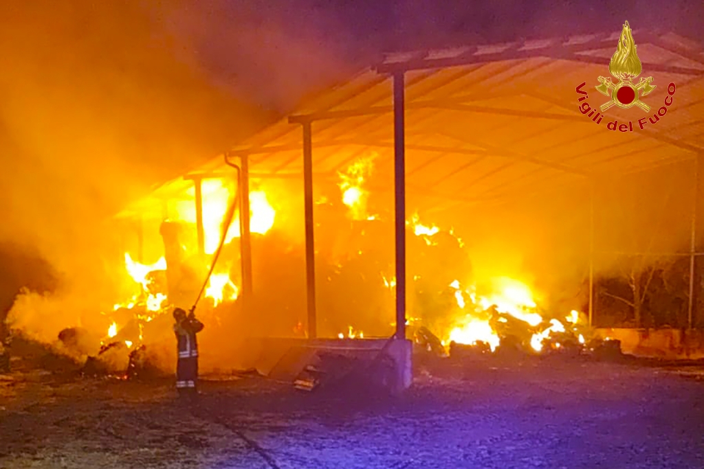 I Vigili del Fuoco di Avellino ancora impegnati in un incendio di un deposito agricolo in alta Irpinia